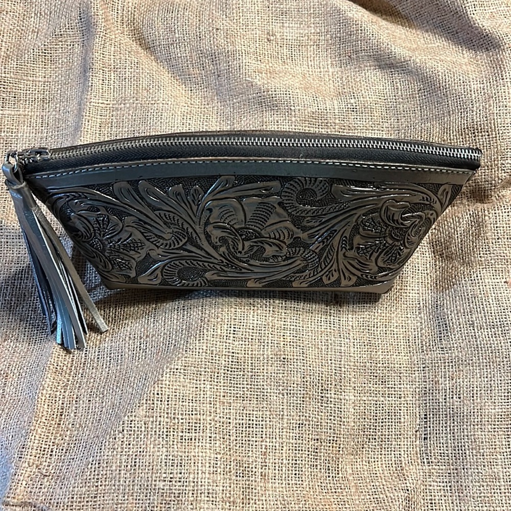 Que Chula Silver Leather Make Up Bag